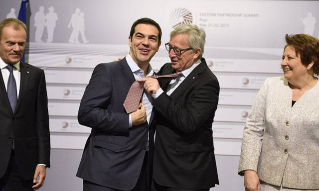 Ο Γιούνκερ έβαλε γραβάτα στον Τσίπρα