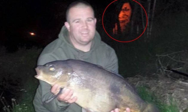 Ανατριχιαστικό: «Πάγωσε» όταν είδε από πίσω του την τρομακτική μορφή (photos)