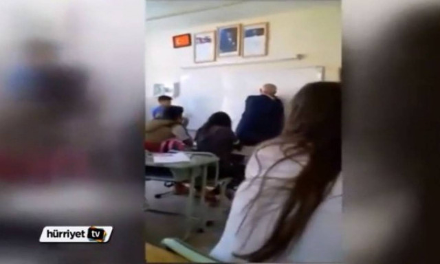 Βίντεο-σοκ: Καθηγητής... σβήνει τον πίνακα με το κεφάλι μαθητή (video)