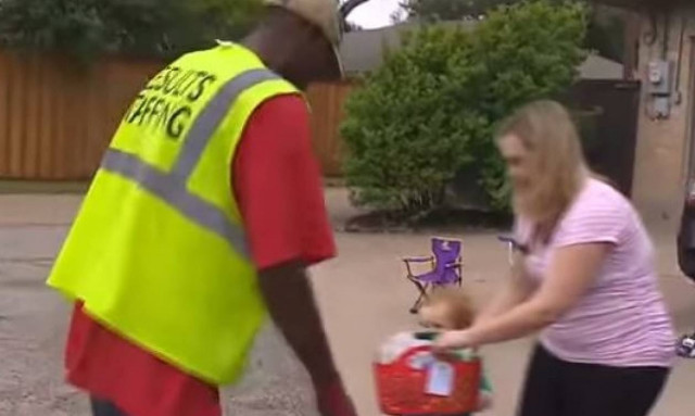 Ο δίχρονος που έχει «κολλητό» έναν υπάλληλο καθαριότητας (video)