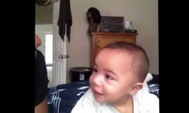 Ταλέντο από κούνια! Δείτε τι κάνει αυτό το κοριτσάκι και ξαφνιάζει τους πάντες!