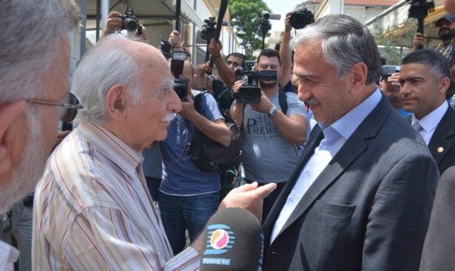 Ιστορική συνάντηση Αναστασιάδη – Ακιντζί στους δρόμους της διχοτομημένης Λευκωσίας (photos)