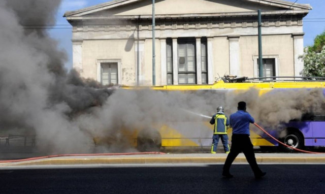 Επεισόδια στο Κέντρο –Αντιεξουσιαστές έκαψαν τρόλεϊ (pics)