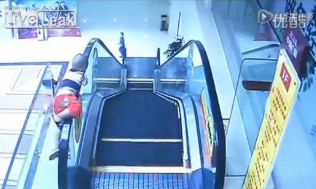 Ανατριχιαστικό ατύχημα με δίχρονο: Έπεσε από τις κυλιόμενες σκάλες και επέζησε (video)