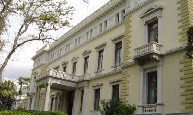 Ξανθιά με μίνι και κόκκινες γόβες στο Προεδρικό Μέγαρο (photos)