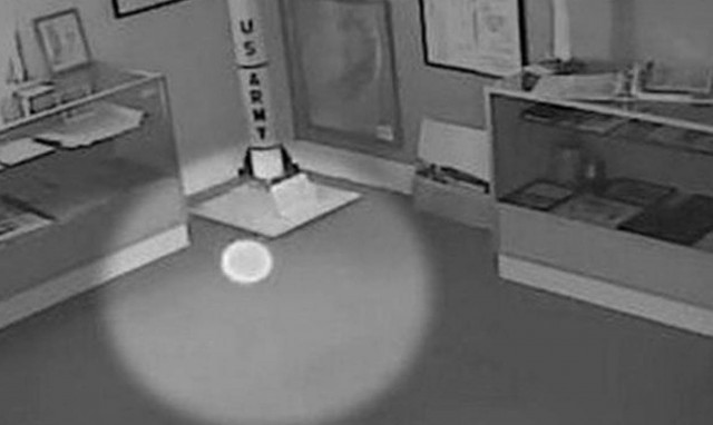 ΗΠΑ: Εντόπισαν μυστηριώδη ιπτάμενη οντότητα (;) σε διαστημικό μουσείο! (video)