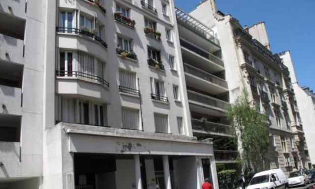 Αναστατώνει την πολυκατοικία με τις καθημερινές ερωτικές περιπτύξεις του