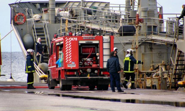 Φωτιά στο λιμάνι του Πειραιά