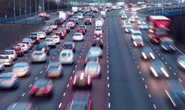 Ριζική αναπροσαρμογή στη φορολόγηση των αυτοκινήτων: Πώς θα υπολογίζονται τα τέλη κυκλοφορίας