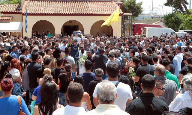 Αγία Βαρβάρα: ΜΑΤ και κατάρες στην κηδεία του 45χρονου Ρομά (photos)