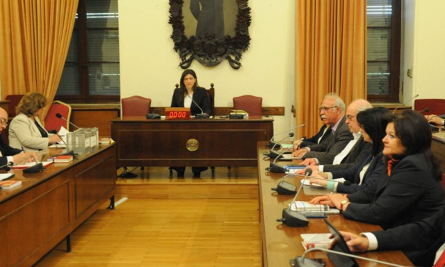 Live στη Βουλή - Ενώπιον της Εξεταστικής Επιτροπής για τα Μνημόνια οι πρώτοι μάρτυρες