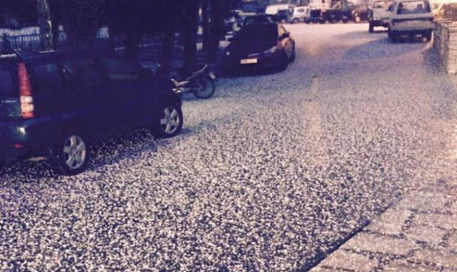 «Άσπρισε» η Νάξος από το χαλάζι (video)