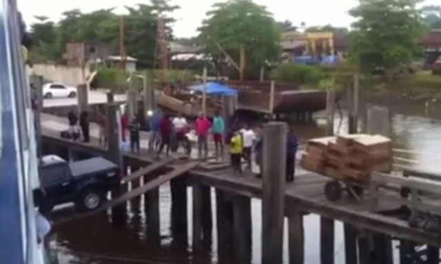 Δε θέλετε να βάλετε το αυτοκίνητο στο καράβι με αυτόν τον τρόπο (video)