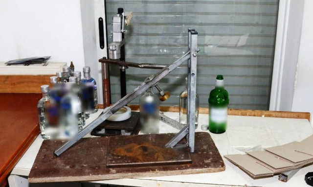 Πατέρας και γιος εμφιάλωναν και διακινούσαν νοθευμένα ποτά (photos)