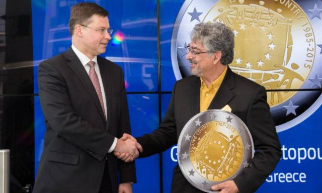 Ελληνικό ευρώ επέλεξε η Κομισιόν για την επέτειο της σημαίας με τα δώδεκα αστέρια