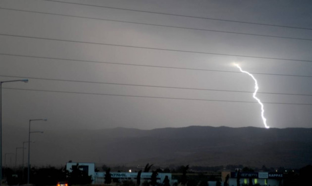 Καιρός: Κεραυνοί και καταιγίδες «χτυπούν» την Αττική