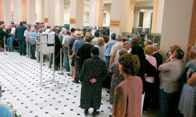Ουρές στις τράπεζες για τις συντάξεις