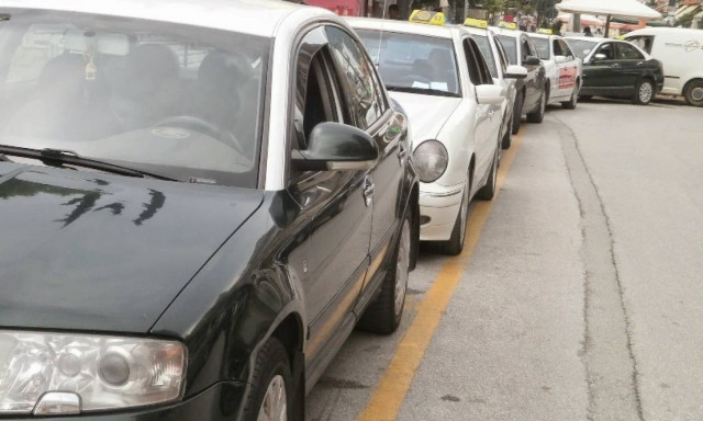 Υπάρχει -ακόμα- φιλότιμο! Οδηγός ταξί βρήκε 700 ευρώ και τα παρέδωσε στην Αστυνομία