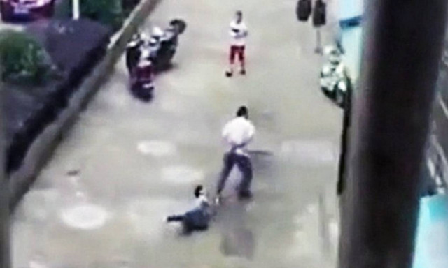 Βίντεο-σοκ: Πα-«τέρας» σέρνει το γιο του δεμένο από το λαιμό