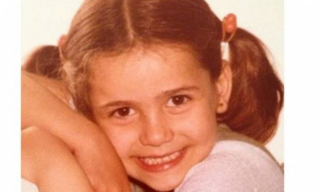 Μαντέψτε ποια γνωστή Ελληνίδα τραγουδίστρια είναι το κοριτσάκι της φωτογραφίας!