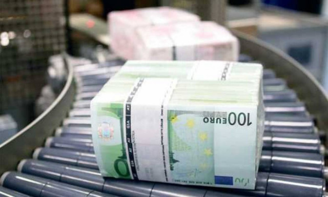 Εκροή 5 δισ. ευρώ από τις καταθέσεις τον Απρίλιο