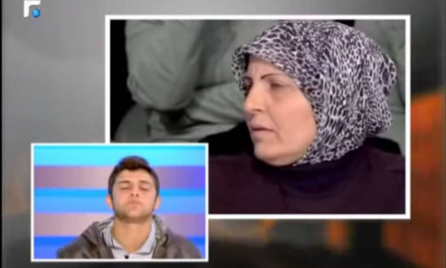 Σοκαριστικό βίντεο: Ξυλοκόπησε τη μητέρα του κατά τη διάρκεια εκπομπής!