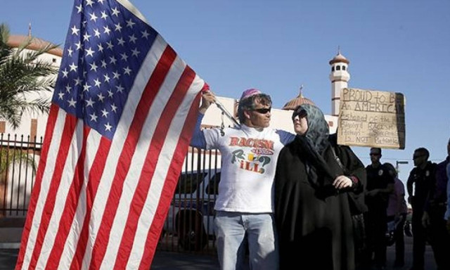Οπλισμένοι αντιισλαμιστές διαδήλωσαν έξω από τέμενος του Φοίνιξ