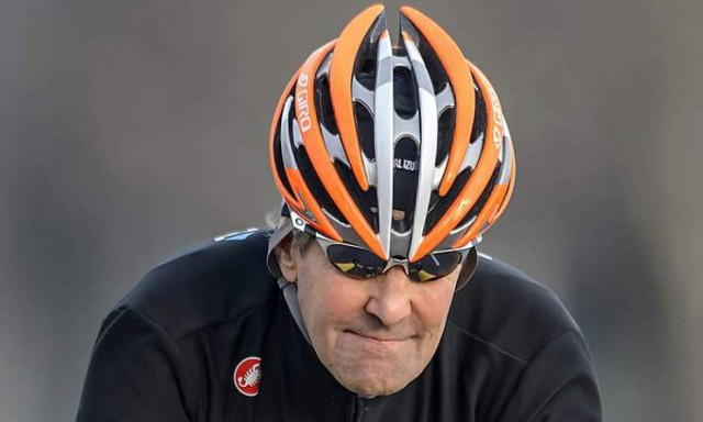 Ο Τζον Κέρι έπεσε από το ποδήλατο και έσπασε το πόδι του...