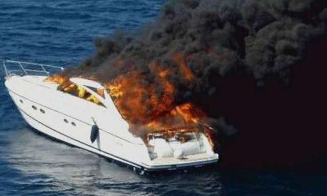 Σώοι οι επιβαίνοντες σε θαλαμηγό που πήρε φωτιά και βυθίστηκε μεταξύ Ίου και Θήρας