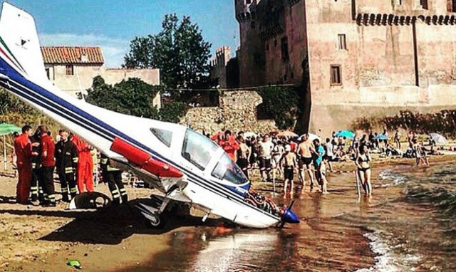 Πανικός στην Ιταλία: Μικρό αεροπλάνο έπεσε σε παραλία γεμάτη τουρίστες (Photos&video)
