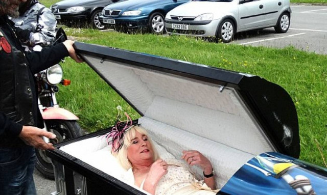 Η νύφη πήγε να παντρευτεί μέσα σε... φέρετρο (photos)