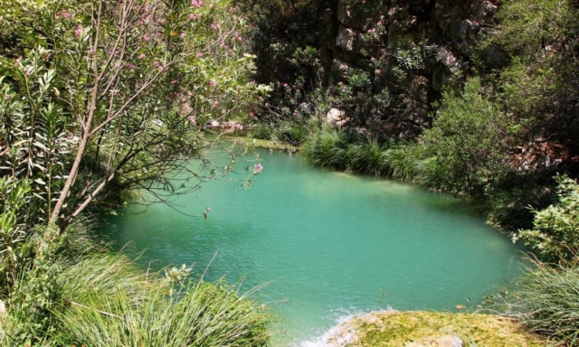 Η ανεξερεύνητη και κρυφή «Γαλάζια Λίμνη» της Ελλάδας (photos)