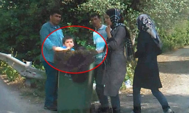 Λέσβος: Μετανάστες κουβαλούν τα παιδιά τους με σκουπιδοτενεκέδες (video)