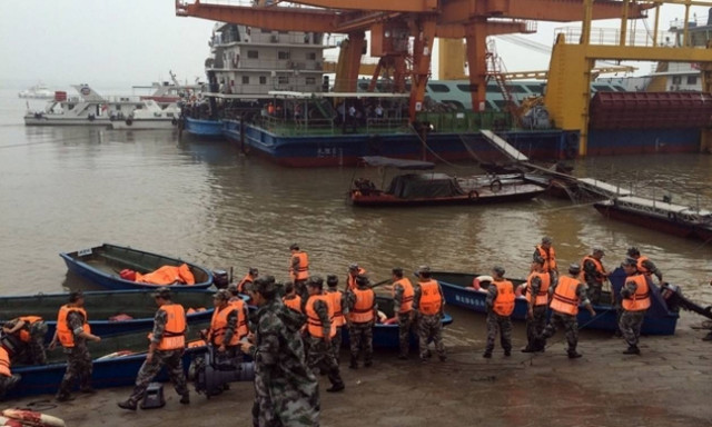 Ναυάγιο στην Κίνα: Μια 85χρονη ανασύρθηκε ζωντανή - Εκατοντάδες αγνοούμενοι