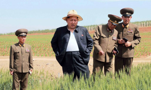 Με... ψάθινο καπέλο και ανοικτό το σακάκι του επανεμφανίστηκε ο Κιμ Γιονγκ-ουν (photos)