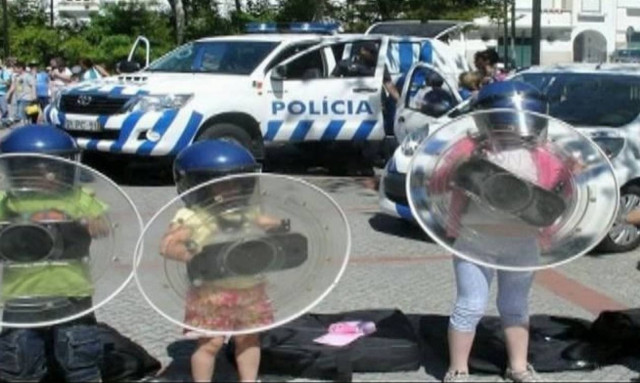 Σάλος στην Πορτογαλία: Μικρά παιδιά σε ρόλο αστυνομικών και διαδηλωτών (video)