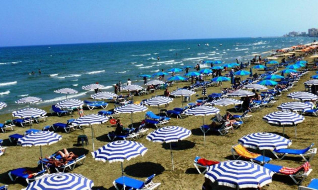 ΣτΕ: Συζητήθηκαν οι προϋποθέσεις για ομπρέλες, ξαπλώστρες και καντίνες στις παραλίες