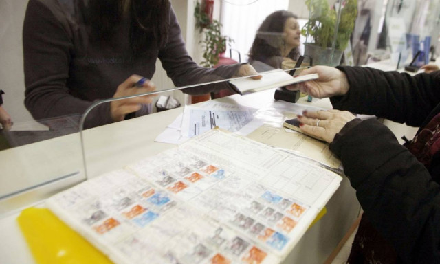 Χωρίς μειώσεις συντάξεων, αλλά με «πέναλτι» στις πρόωρες από το 2016