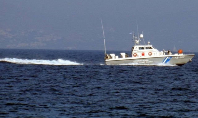 Σε ξύλινη βάρκα πάλευαν με τα κύματα μετανάστες και ο διακινητής τους