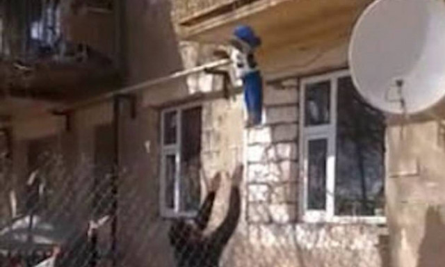 Το βίντεο που εξόργισε το Facebook: Πέταξε το μωρό από το μπαλκόνι!