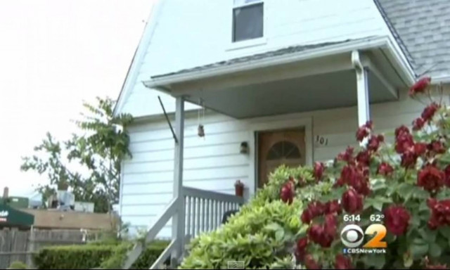 Έμειναν εκτός του σπιτιού τους λόγω της... γάτας!