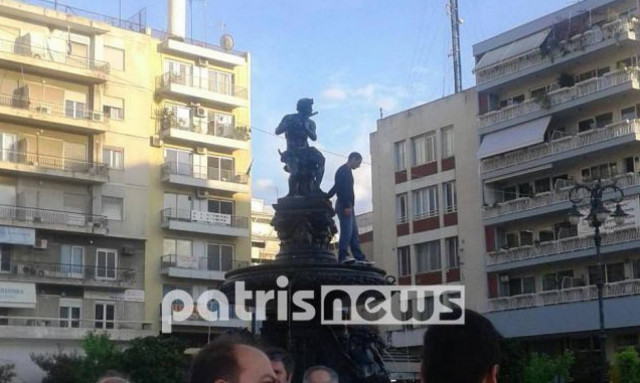 Πάτρα: Ανέβηκε στο σιντριβάνι και απειλούσε να αυτοκτονήσει