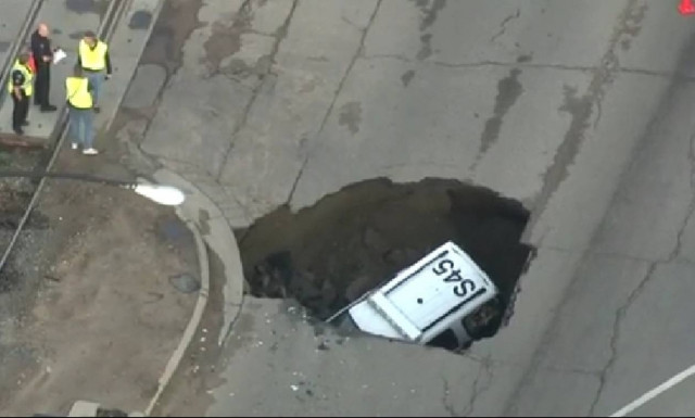 ΗΠΑ: Τεράστιος κρατήρας στο οδόστρωμα «καταπίνει» περιπολικό (video)