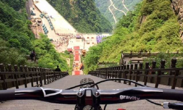 Απίστευτο! Κατέβηκε 1000 σκαλιά μέσα σε 30 δεύτερα (video)