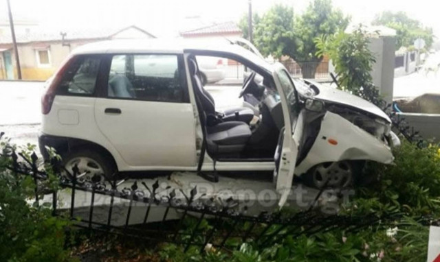 Λαμία: Αυτοκίνητο εισέβαλε σε αυλή σπιτιού (photos)