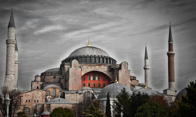 Ο Θρύλος για την βύθιση της  Αγίας Τράπεζας της Αγ. Σοφίας, όταν έπεσε η Πόλη