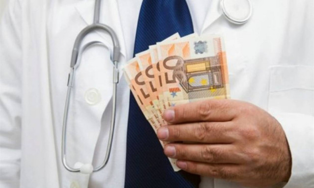 Χειροπέδες σε ειδικευόμενο χειρουργό που ζήτησε «φακελάκι»