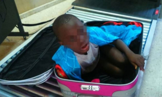 Ισπανία: Στην αγκαλιά της μητέρας του το «αγοράκι της βαλίτσας» (video)