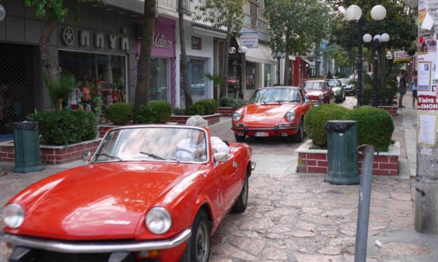 Βόλτα με κλασσικά αυτοκίνητα – αντίκες στις Αχαρνές και τους Θρακομακεδόνες