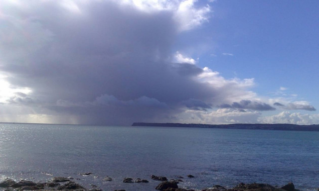 «Φθινοπωρινός» ο καιρός σήμερα (8/6) με τοπικές βροχές και καταιγίδες (pics)